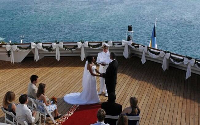 Durante as cerimônias realizadas em navios, o capitão também costuma participar, dando uma bênção para o casal 