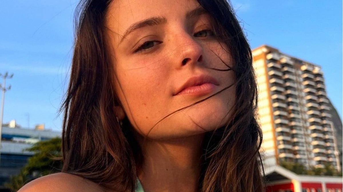 Larissa Manoela publica fotos na praia e namorado se declara