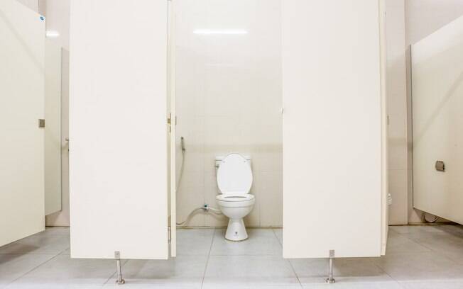 Não há casos registrados de pessoas que tenham se contaminado em banheiros de uso coletivo