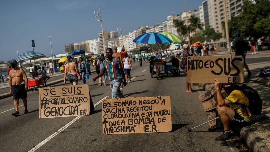 Mito é o SUS, diz faixa de manifestante em Copacabana