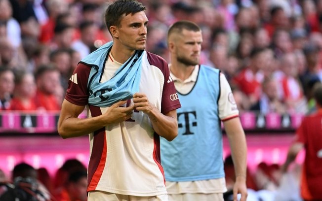 João Palhinha no banco do Bayern de Munique em jogo contra o Freiburg pela Bundesliga