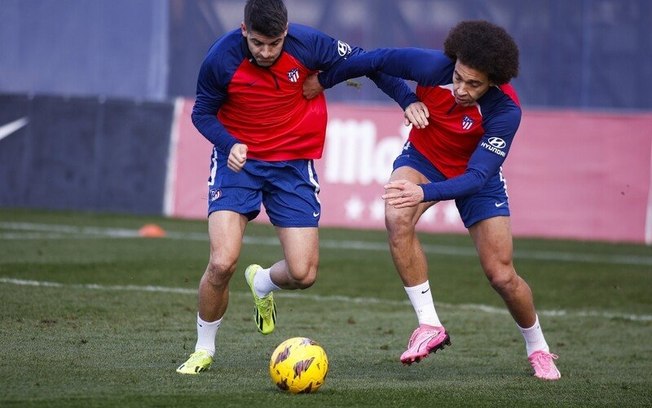 Morata (esq.) e Witsel em treino do Atlético de Madrid