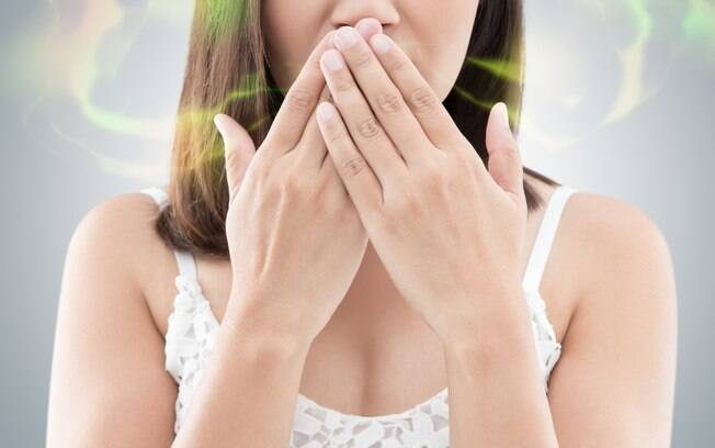 A halitose, popularmente conhecida como mau hálito, tem diversas causas; saiba quais e como acabar com o problema