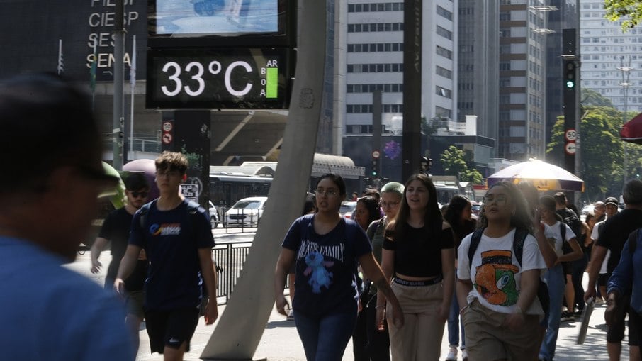 Termômetro marcando 33º na Avenida Paulista, em São Paulo
