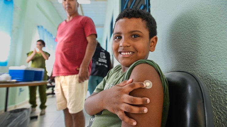 Saúde leva vacina para escolas e reforça proteção contra sarampo