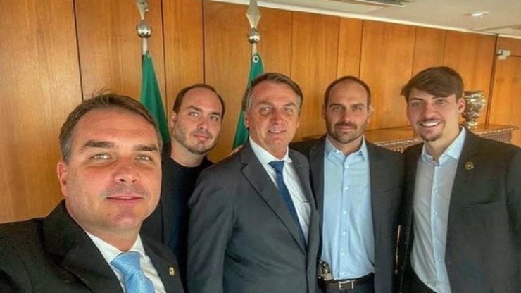 O%20que%20fam%C3%ADlia%20Bolsonaro%20n%C3%A3o%20conta%20para%20enviado%20de%20Trump%20ao%20Brasil