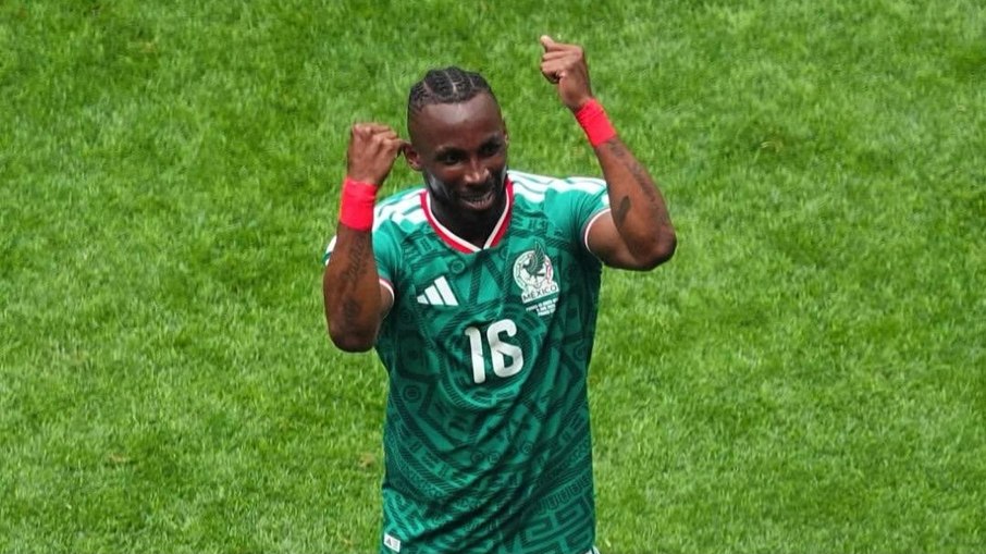 Quiñones, do México, comemora primeiro gol da Copa do Mundo