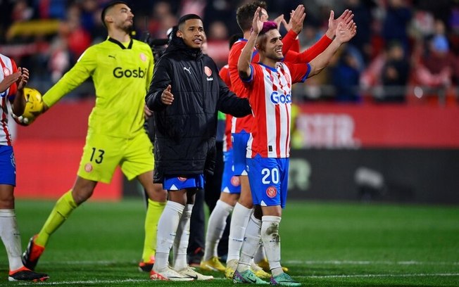 Yan Couto (D) comemora a vitória do Girona contra o Atlético de Madrid no Campeonato Espanhol - Foto: Pau Barrena/AFP via Getty Images