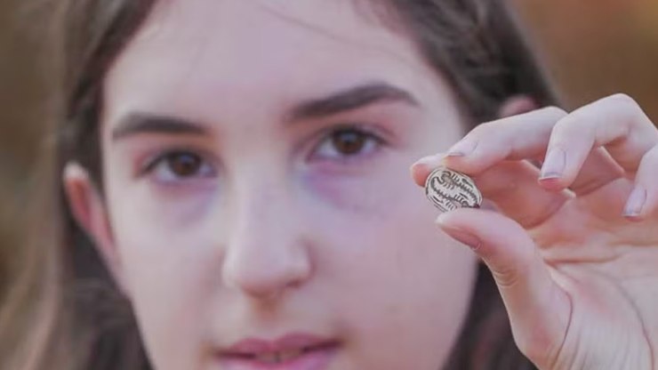 Menina encontra amuleto sagrado do Antigo Egito em Israel