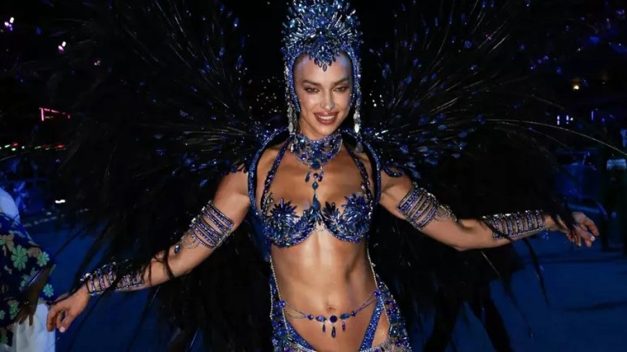 Irina Shayk desfila pela Beija-Flor.