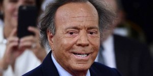 Julio Iglesias enfrenta dificuldades para se locomover