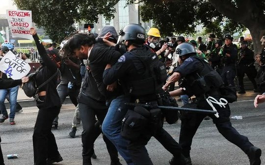 VÍDEO: repórter é detido durante cobertura de protesto nos EUA