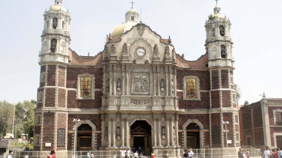 A Antiga Basílica de Nossa Senhora de Guadalupe faz parte do enorme Santuário que recebe milhões de fiéis por ano