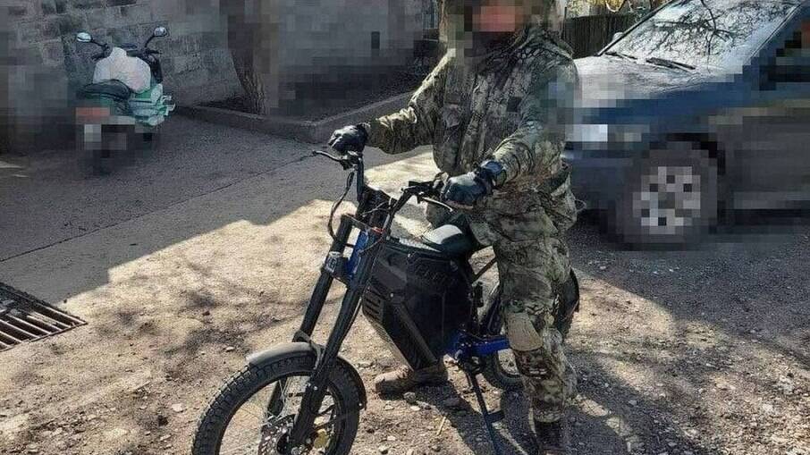Combatente ucraniano utilizando uma motocicleta elétrica