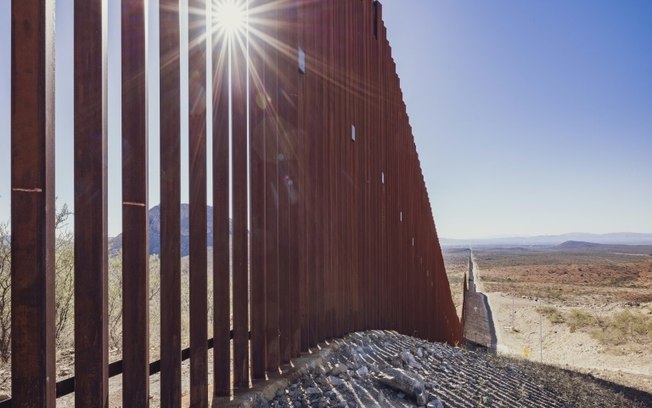 Parte do muro construído sob o governo de Donald Trump na fronteira EUA-México, a leste de Douglas, Arizona