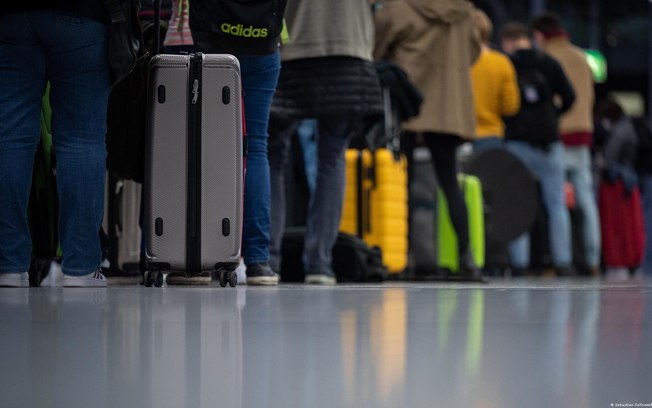 Falhas no processamento de dados biométricos e dificuldades técnicas têm causado filas e atrasos em aeroportos europeus Falhas no processamento de dados biométricos e dificuldades técnicas têm causado filas e atrasos em aeroportos europeus