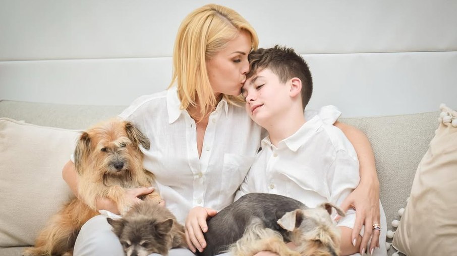 Ana Hickmann e Alezinho com os pets