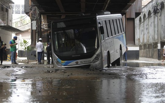 Ônibus cai em cratera após rompimento de tubulação no Rio