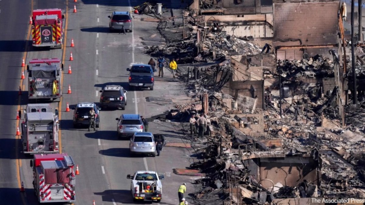 Durante a maré alta, as ondas batiam nas casas carbonizadas, puxando destroços e cinzas potencialmente tóxicas para o oceano à medida que recuavam.