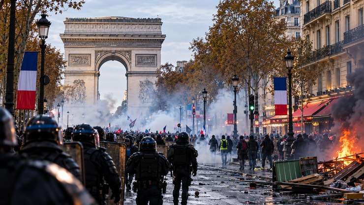 Protestos%20em%20Paris%20afetam%20turismo%20e%20provocam%20mudan%C3%A7as%20em%20passeios