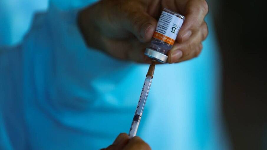 Rio: Jovens de Paquetá recebem primeira dose de vacina contra Covid-19