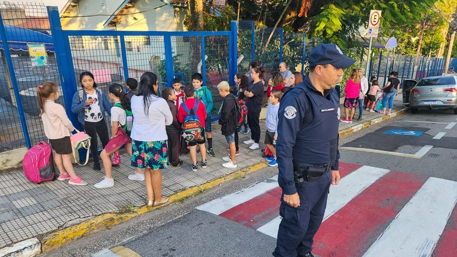 Os alunos de Vinhedo, entrando na escola com a presença da Guarda Municipal