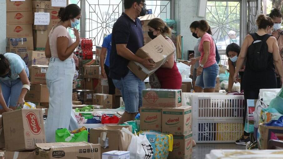 Voluntários recebem doações para as vítimas das chuvas em Petrópolis, na paróquia São José da Lagoa, zona sul do Rio