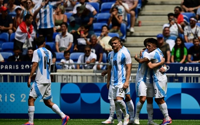 Thiago Almada comemora com os companheiros o gol na vitória da Argentina sobre o Iraque no torneio olímpico de futebol masculino em Lyon (França), em 27 de julho de 2024 Thiago Almada comemora com os companheiros o gol na vitória da Argentina sobre o Iraque no torneio olímpico de futebol masculino em Lyon (França), em 27 de julho de 2024