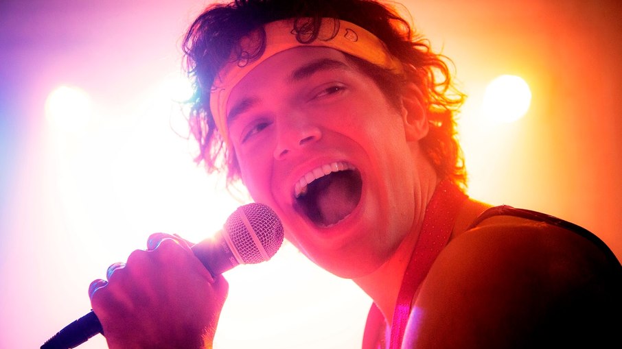 O ator Emílio Dantas como Cazuza em musical