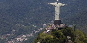 Turistas passam perrengue durante ventania no Cristo Redentor