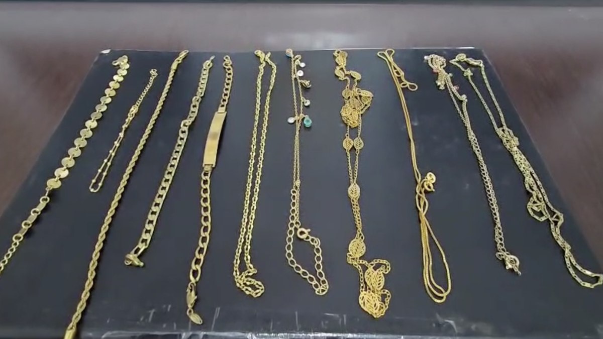 Jóias foram apreendidas na casa da suspeita Jóias foram apreendidas na casa da suspeita