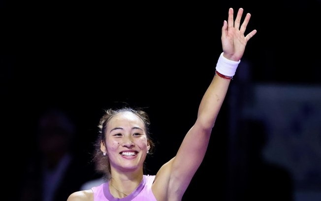 Qinwen Zheng comemora a vitória sobre Jasmine Paolini no WTA Finals