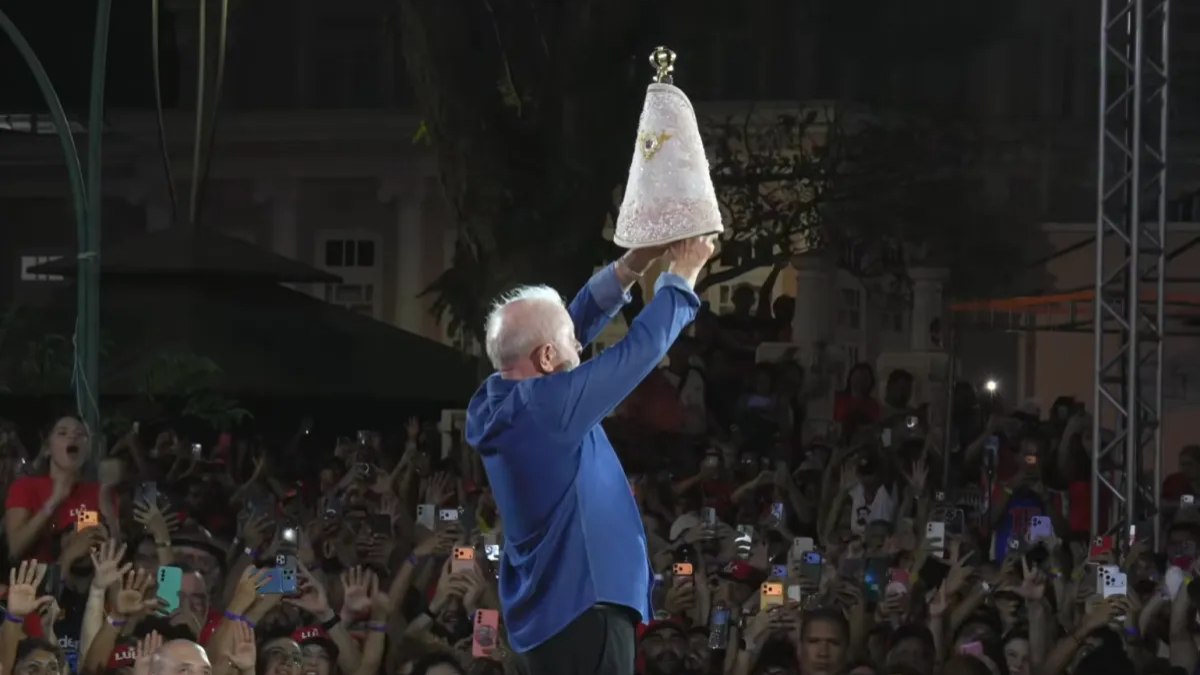 Presidente Luiz Inácio Lula da Silva levanta uma imagem da Nossa Senhora em Belém Presidente Luiz Inácio Lula da Silva levanta uma imagem da Nossa Senhora em Belém