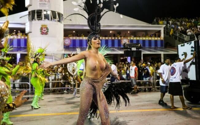 Modelo tirou a fantasia durante desfile