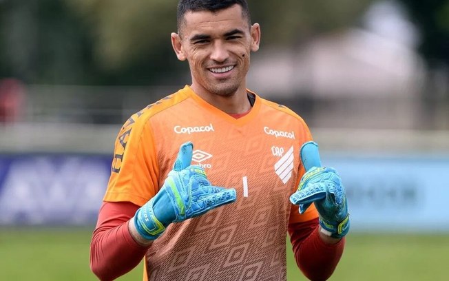 Athletico acerta retorno do goleiro Santos Athletico acerta retorno do goleiro Santos