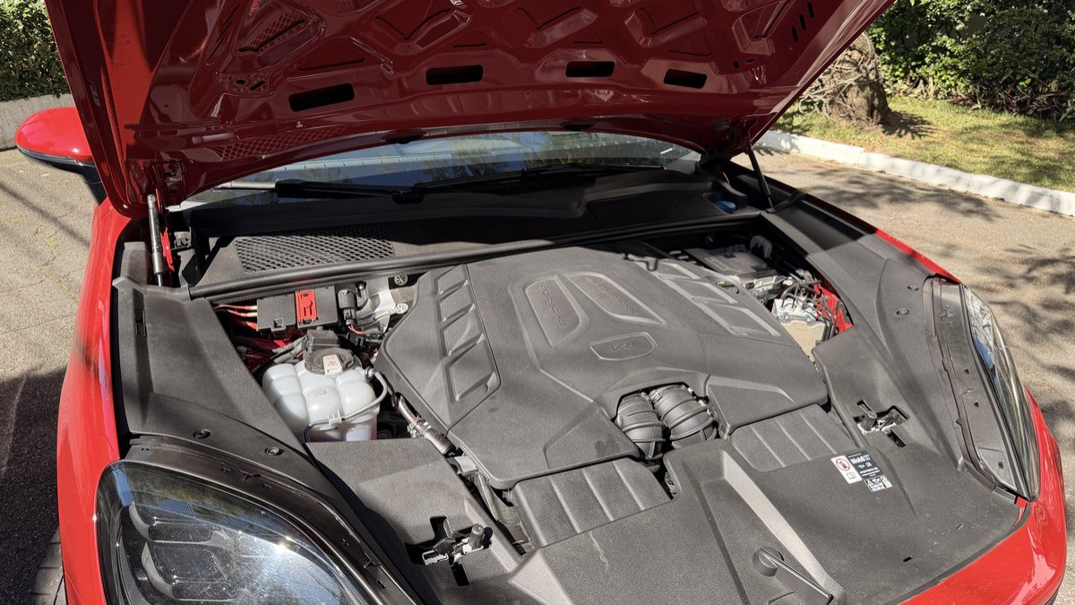 Motor 4.0 V8 biturbo do Cayenne GTS Coupé entrega 510 cv e 67,3 kgfm de torque, sem qualquer eletrificação.