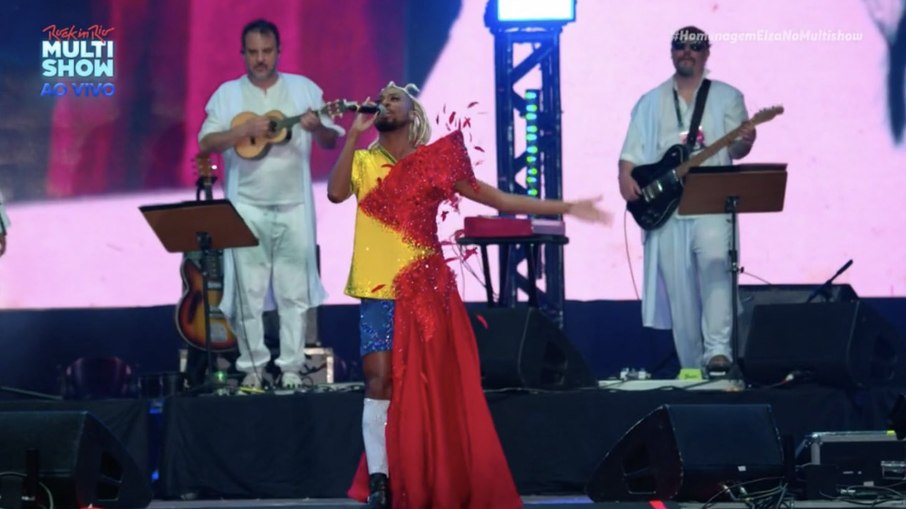 Caio usou roupa que divide vestido vermelho e roupa que faz alusão à seleção brasileira