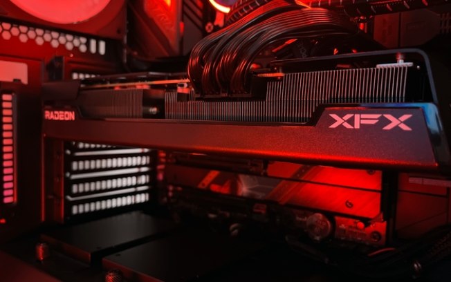 GPUs intermediárias RTX 4060 TI e RX 7700 XT começam a cair de preço