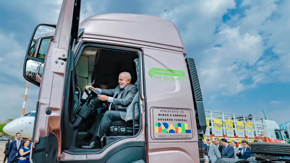 Presidente da República, Luiz Inácio Lula da Silva, durante visita à feira Liderança Verde Brasil Expo e Cerimônia de Sanção do Projeto de Lei nº 528-2020 (Combustível do Futuro), na Base Aérea de Brasília.