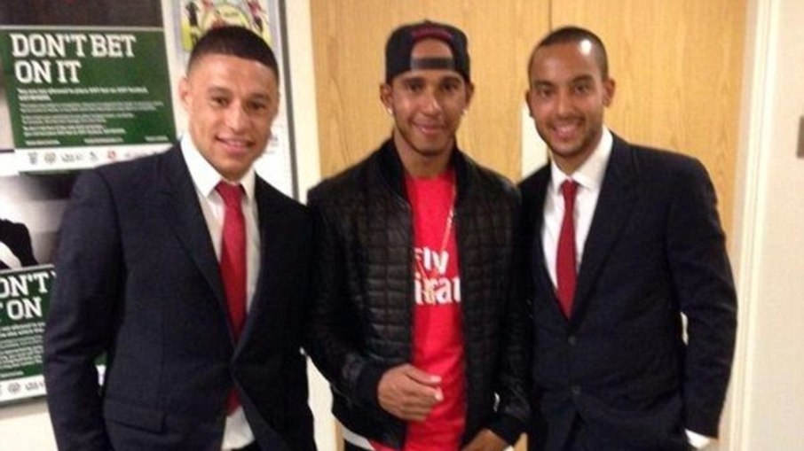 Lewis Hamilton posou para foto com Alex Oxlade-Chamberlain e Theo Walcott em 2014