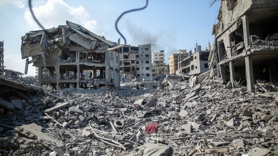 Destruição na área de Al Remal, em Gaza, causada pelos ataques aéreos israelenses