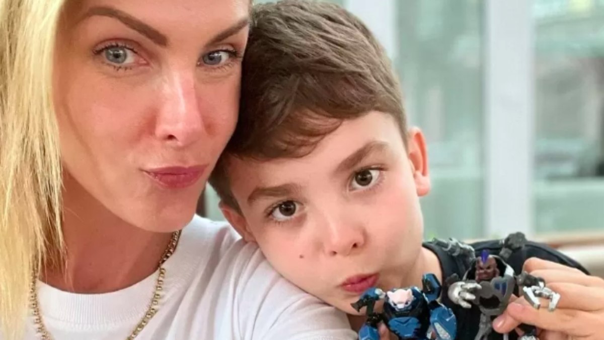 'Junto com meu filho pela 1ª vez conseguimos sorrir um pouco', disse Ana HIckmann