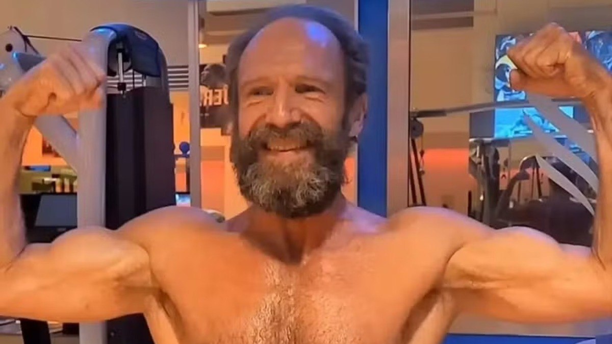 Ralph Fiennes surge sarado como rei grego em novo filme Ralph Fiennes surge sarado como rei grego em novo filme