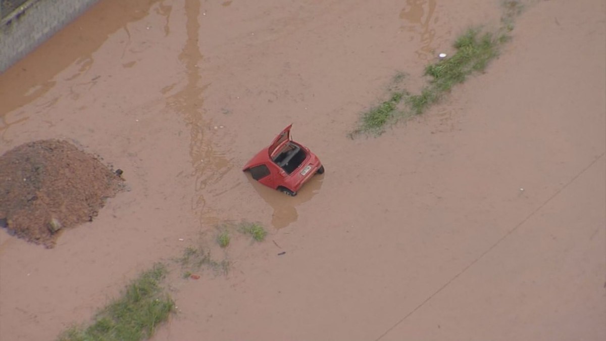 Carro submerso no alagamento da Régis Bittencourt nesta quarta-feira (1)