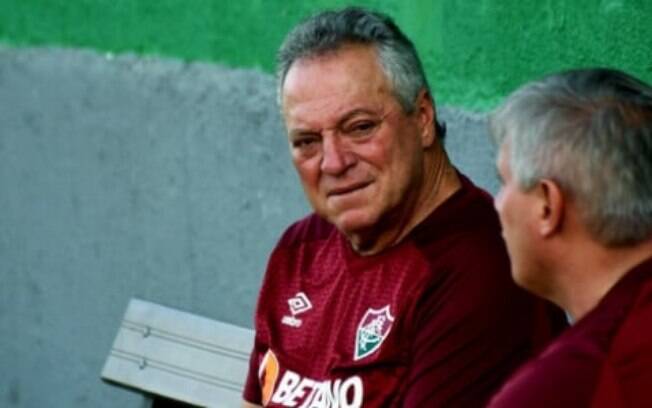 VÍDEO: Abel Braga se despede do Fluminense e explica pedido de demissão: 'Foi ficando pesado' VÍDEO: Abel Braga se despede do Fluminense e explica pedido de demissão: 'Foi ficando pesado'