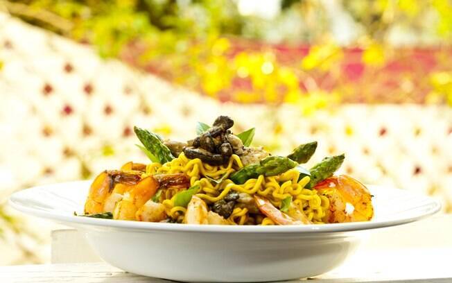 Foto da receita Miojo com camarões, aspargos e cogumelo erinji pronta.