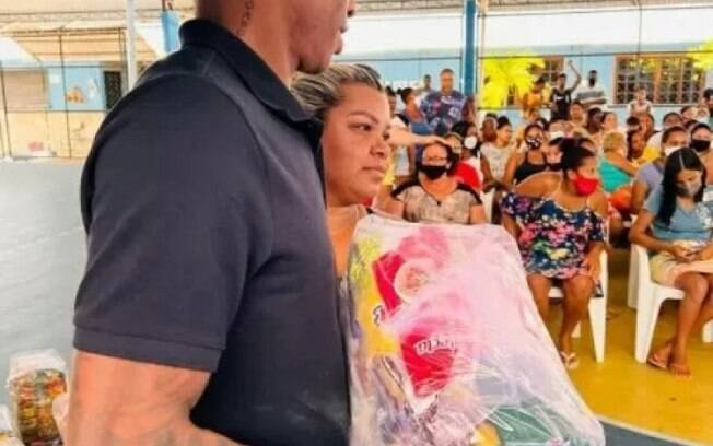 Ex-jogador de Flamengo e Santos, Jean Lucas distribui três toneladas de alimentos no Rio de Janeiro