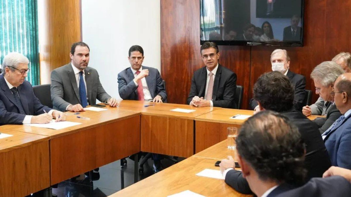Líderes do PSDB se reúnem para definir apoio ao MDB