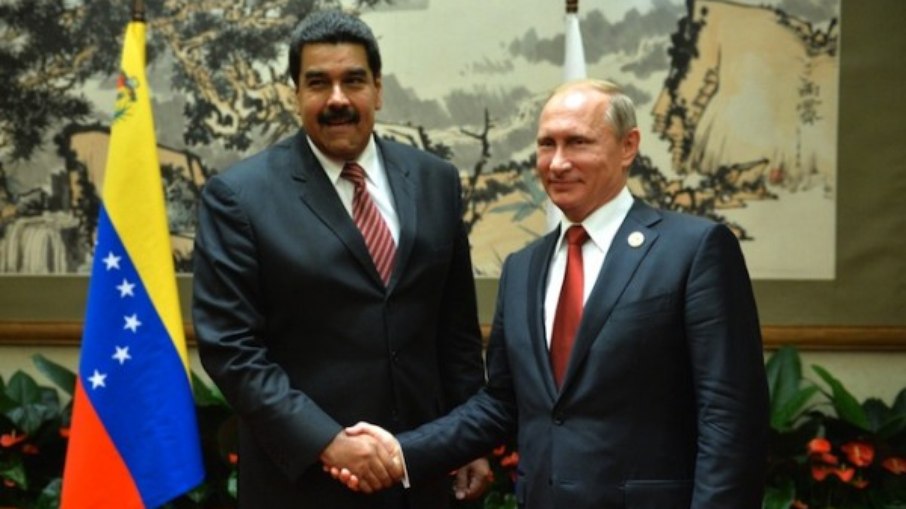 Maduro cumprimentando Putin
