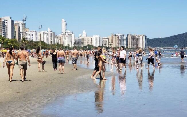 Banhistas aproveitam o domingo de sol nas praias de Santos Banhistas aproveitam o domingo de sol nas praias de Santos